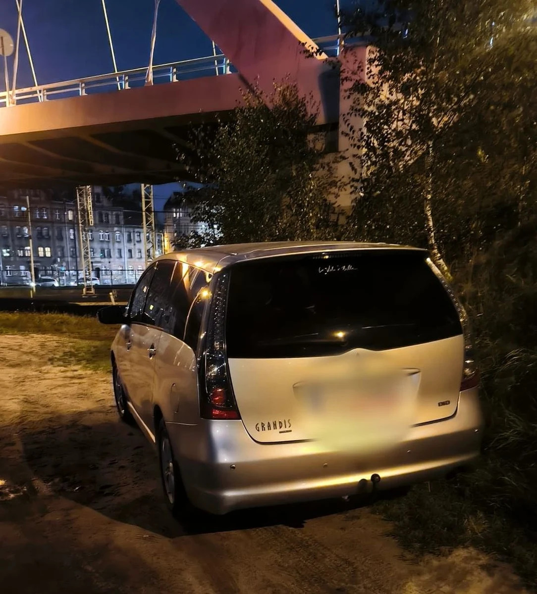 49-letni mieszkaniec Gdańska został zatrzymany po tym, jak sam zgłosił się na komisariat i przyznał do kradzieży samochodu. Mężczyzna tłumaczył, że nie mógł dłużej ukrywać tego,  co zrobił i sumienie nie dawało mu spokoju. Auto wróciło do właściciela. Sprawcy grozi do 10 lat więzienia.