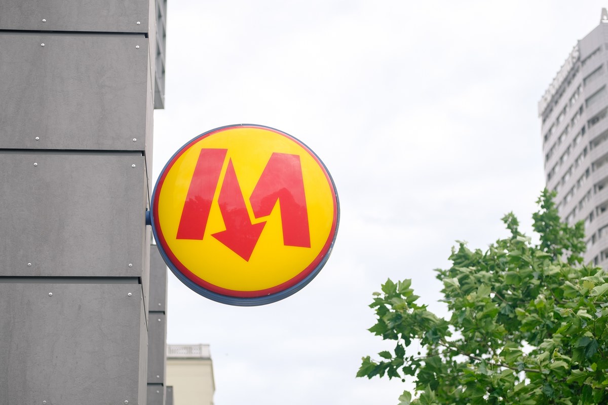 Zadymienie na stacji warszawskiego metra. Pasażerowie ewakuowani