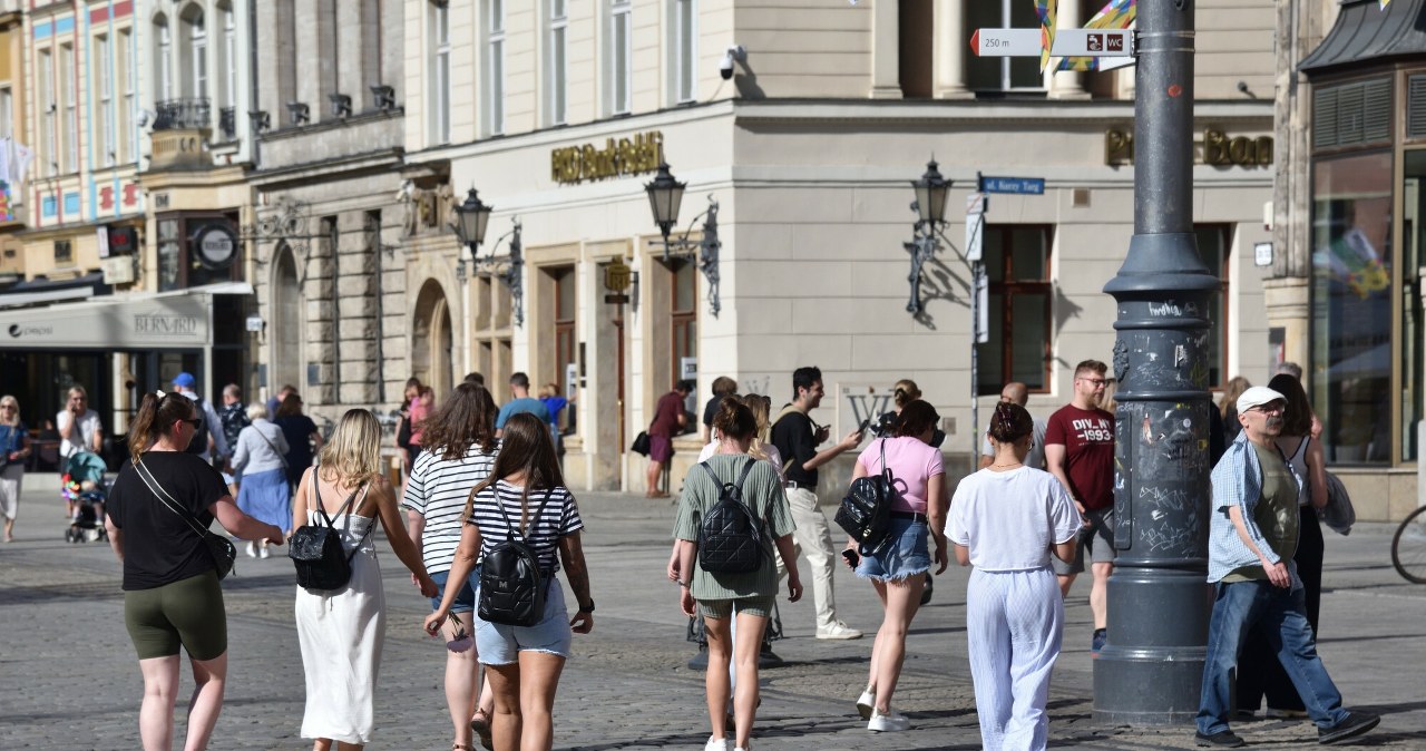 Fatalny stan demokracji na świecie. Polska idzie pod prąd