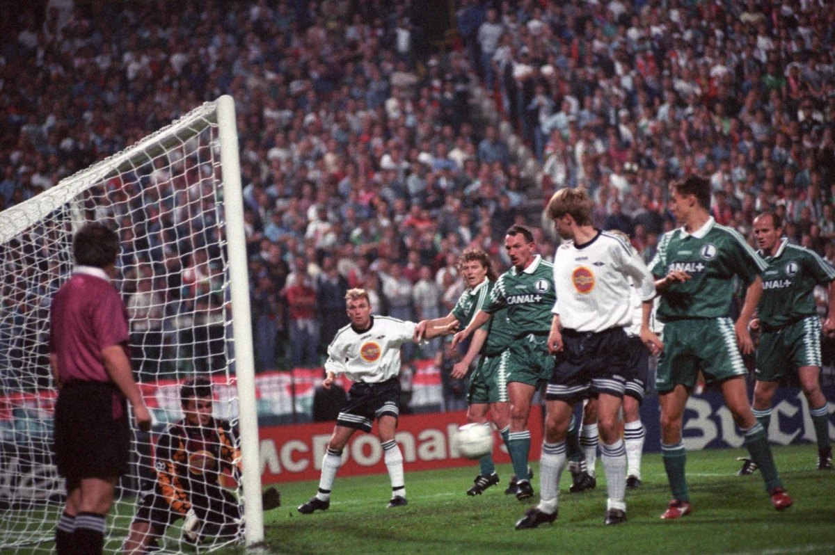 To był wieczór, który zapisał się w pamięci nie tylko warszawskich kibiców futbolu. 13 września 1995 roku Legia Warszawa po awansie do fazy grupowej Ligi Mistrzów rozegrała pierwszy mecz w elitarnych rozgrywkach. Pokonała na własnym stadionie 3:1 norweski Rosenborg Trondheim. O wspomnienia sprzed trzech dekad poprosiliśmy byłego obrońcę Legii Marka Jóźwiaka. 