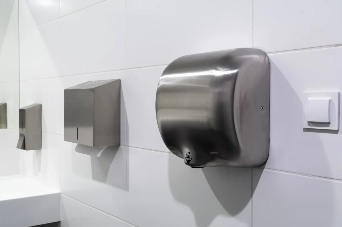 ​Po skorzystaniu z publicznej toalety należy dokładnie umyć ręce, aby wyeliminować wszelkie bakterie. Może to pomóc ograniczyć rozprzestrzenianie się chorób i wirusów oraz utrzymać odpowiednią higienę. Ale decyzja o wykorzystaniu suszarki do rąk może zniweczyć efekt mycia.