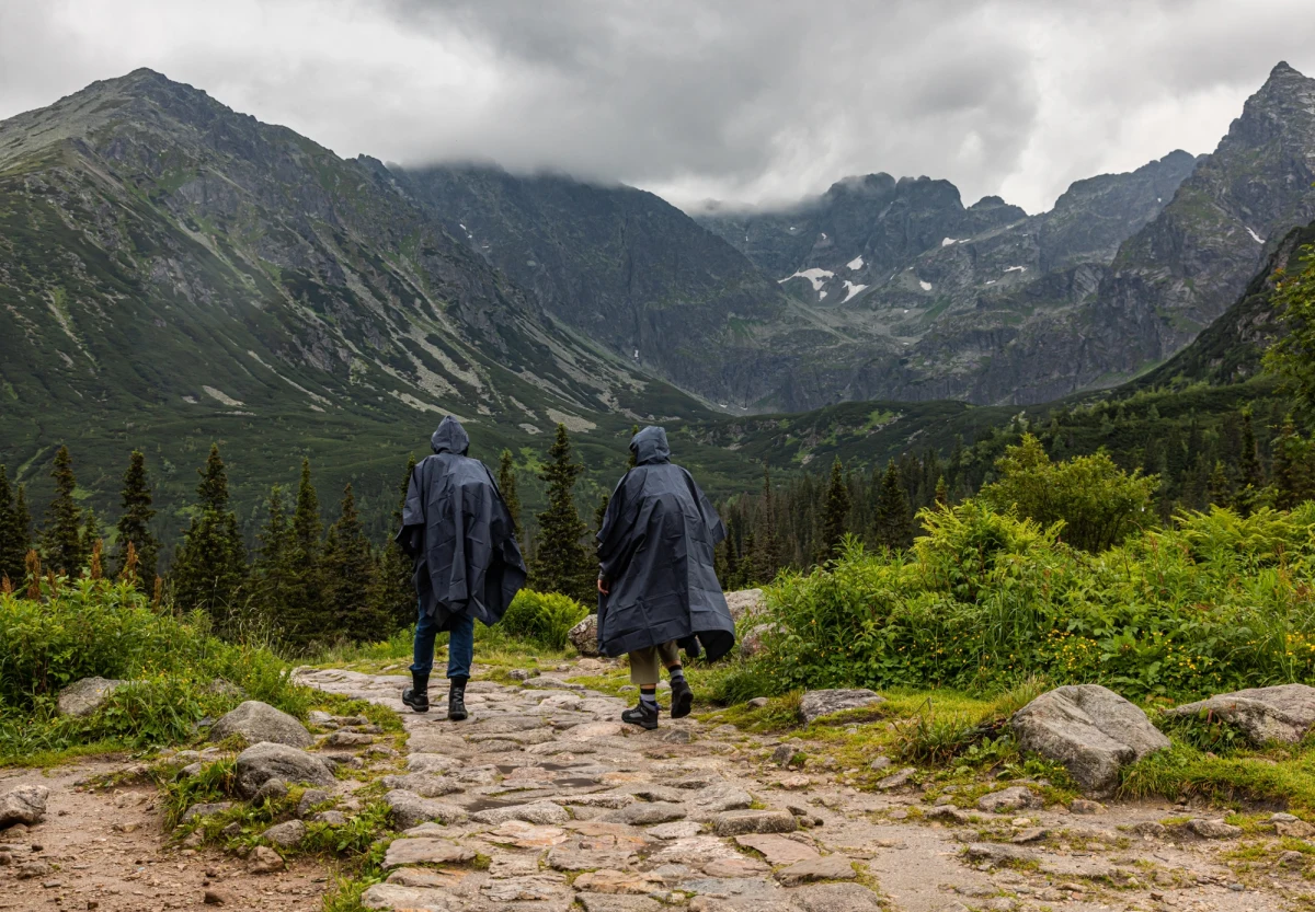 Wybierając się w Tatry w najbliższy weekend, trzeba być przygotowanym na zmienne warunki atmosferyczne. Sobotnia pogoda będzie jeszcze sprzyjać górskim wędrówkom, jednak już w niedzielę może nastąpić gwałtowne pogorszenie aury. Ratownicy apelują o ostrożność i rozwagę na szlakach.