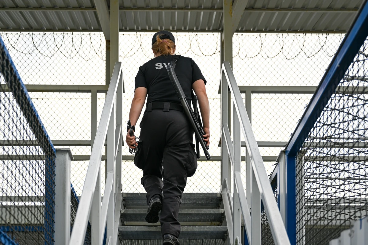 Policjanci zatrzymali 40-letniego więźnia z Zakładu Karnego w lubuskim Krzywańcu, niedaleko Zielonej Góry. W piątkowy poranek mężczyzna samowolnie oddalił się z miejsca, gdzie pracował bez nadzoru służby więziennej.