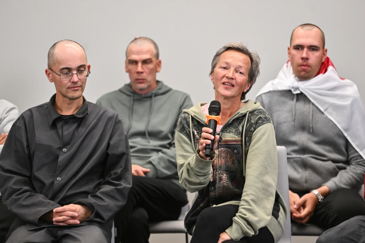 Uwolnieni przez reżim Łukaszenki więźniowie polityczni spotkali się dzisiaj w Wilnie z dziennikarzami. "Na Białorusi panuje terror. Na temat tych technik represji będą kiedyś pisać rozprawy naukowe" - mówił aktywista Mikoła Dzjadok. Liderka białoruskiej opozycji Swiatłana Cichanouska zapowiedziała: "Razem z USA i sojusznikami w Europie będziemy dążyć do uwolnienia wszystkich więźniów politycznych na Białorusi".