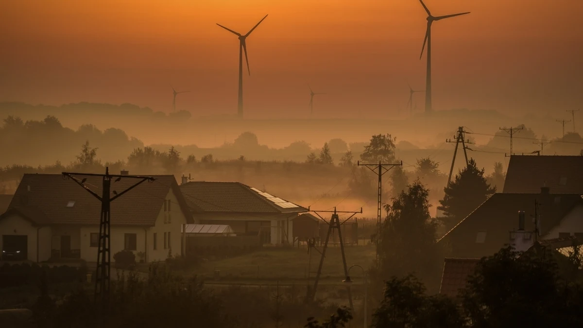 Nadchodzący weekend przyniesie dynamiczną pogodę w całym kraju. Instytut Meteorologii i Gospodarki Wodnej ostrzega przed burzami, intensywnymi opadami deszczu i silnym wiatrem. Sprawdź szczegóły prognozy na sobotę i niedzielę.