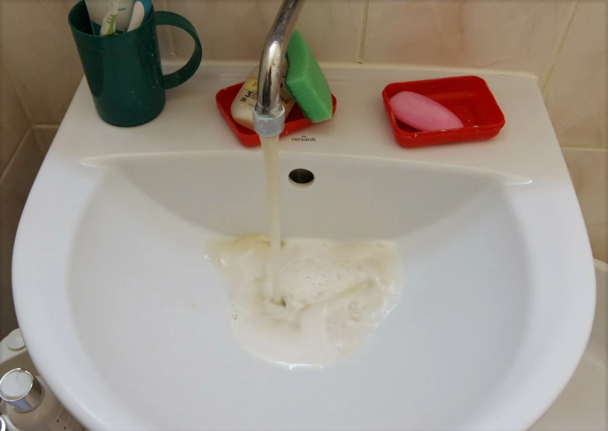 ​Kilkanaście miejscowości w gminie Brudzeń Duży niedaleko Płocka (woj. mazowieckie) nie ma dostępu do wody pitnej z wodociągów - w sumie około 5,5 tys. osób. Powodem są enterokoki, bakterie kałowe, które zostały wykryte w dwóch tamtejszych stacjach uzdatniania. Woda dla mieszkańców dostarczana jest w cysternach i butelkach.