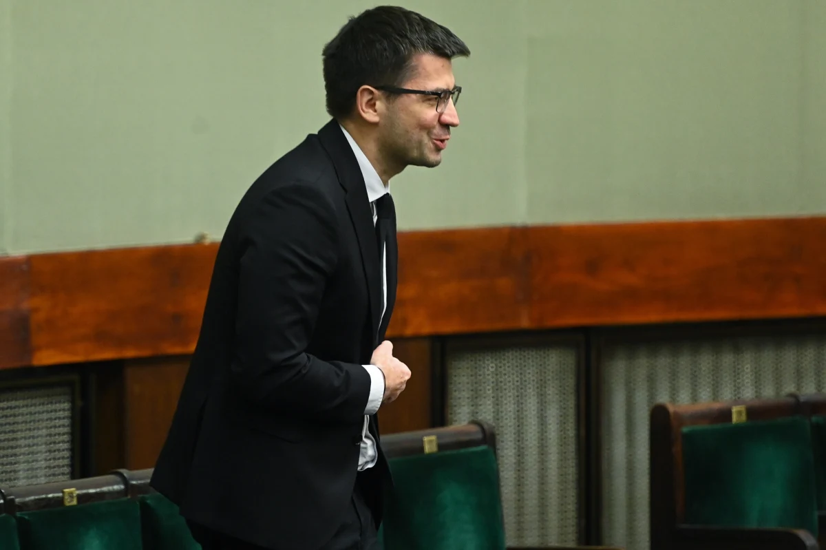 W Sejmie doszło do zamieszania w sprawie wyboru nowego prezesa Najwyższej Izby Kontroli. Jarosław Kaczyński poinformował, że wycofuje kandydaturę Tadeusza Dziuby, do czego został upoważniony przez samego zainteresowanego. Prezesem NIK został zatem Mariusz Haładyj.