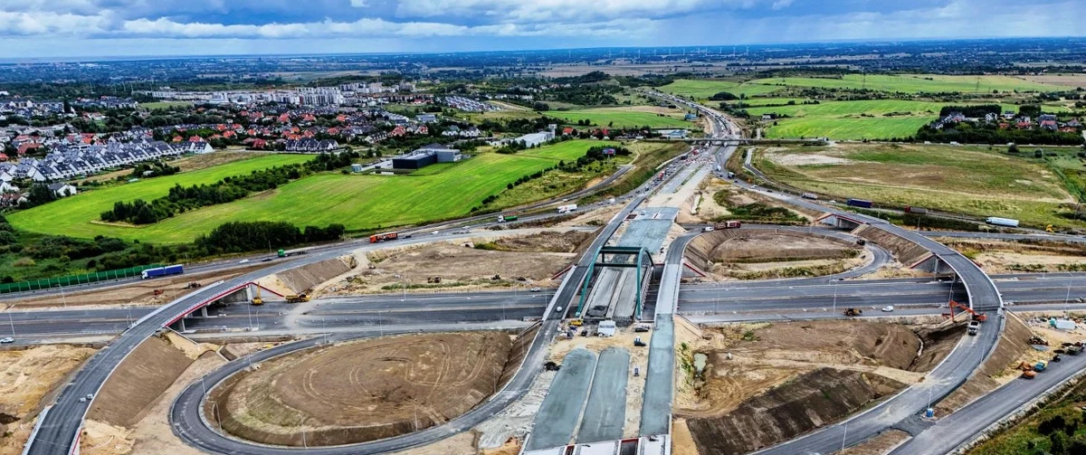 Tej nocy ma zniknąć tymczasowe, 5-kilometrowe rondo wokół rozbudowywanego węzła Gdańsk-Południe na Obwodnicy Trójmiasta. To ważna zmiana dla kierowców podróżujących przez region. Drogowcy zapowiadają, że od jutra ruch będzie odbywał się już docelowym układem węzła, choć nie wszystkie połączenia będą jeszcze dostępne. Od poniedziałku kolejne zmiany.