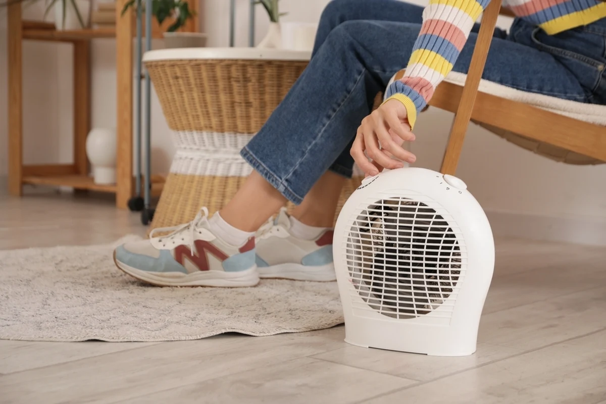 W piątek Sejm przyjął ustawę wprowadzającą bon ciepłowniczy oraz przedłużającą zamrożenie cen energii elektrycznej dla gospodarstw domowych w IV kwartale 2025 roku. Nowe przepisy mają na celu wsparcie Polaków w obliczu rosnących kosztów energii i ciepła.