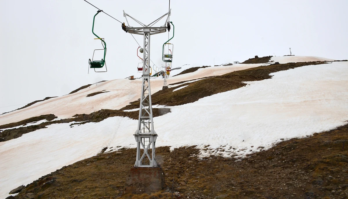Co najmniej trzy osoby zginęły w wyniku awarii kolejki linowej na Elbrus. Rosyjska agencja Interfax przekazała, powołując się na wstępne ustalenia śledczych, że doszło do zerwania się liny z rolki znajdującej się na jednej z podpór.