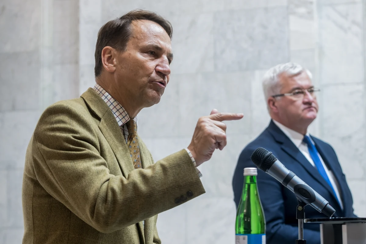 Rosyjski rząd sugeruje, że drony naruszyły przestrzeń powietrzną Polski przez pomyłkę, a rosyjski ambasador przy ONZ twierdzi, że fizycznie nie mogły one dotrzeć do Polski. W które rosyjskie kłamstwo mamy wierzyć? - zauważył w sobotę minister spraw zagranicznych Radosław Sikorski. 