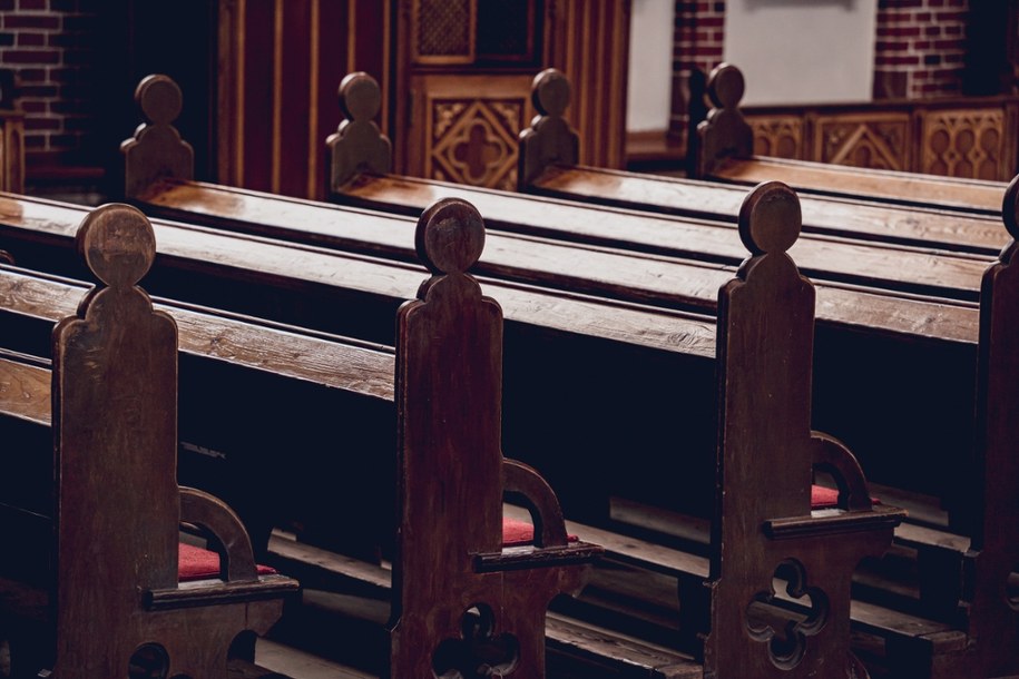 Szokujące sceny w kościele. Półnagi mężczyzna zaatakował księdza i zdemolował ołtarz