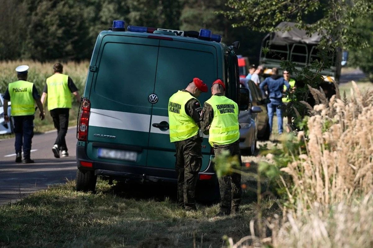 Przedmiot przypominający poradziecką wyrzutnię pocisków przeciwpancernych typu Fagot odnalazła policja w Józefowie na Mazowszu - podała w sobotę przed południem Żandarmeria Wojskowa. Na miejscu pracował biegły z Laboratorium Kryminalistycznego ŻW, pirotechnicy i saperzy. Wyrzutnia pochodzi ona z początku lat 80. i zawiera śladowe ilości materiału wybuchowego.