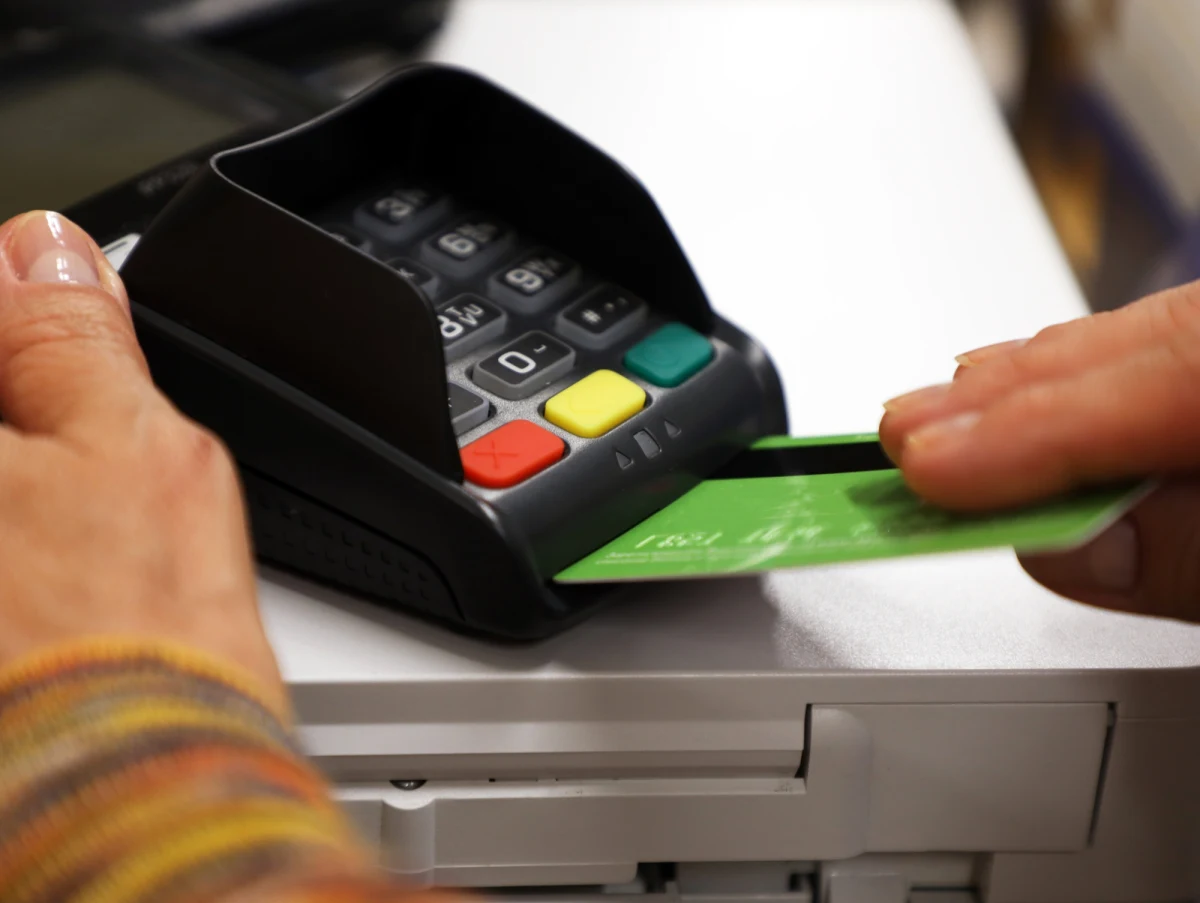 Z całej Polski docierały sygnały o utrudnieniach w płatnościach kartami. Zgłoszenia o awarii otrzymywaliśmy od naszych słuchaczy na Gorącą Linię RMF FM. "Wystąpiła awaria w działaniu usług płatności bezgotówkowych" - informował eService, zajmujący się płatnościami. Według najnowszych informacji "wszystkie funkcjonalności działają już poprawnie".