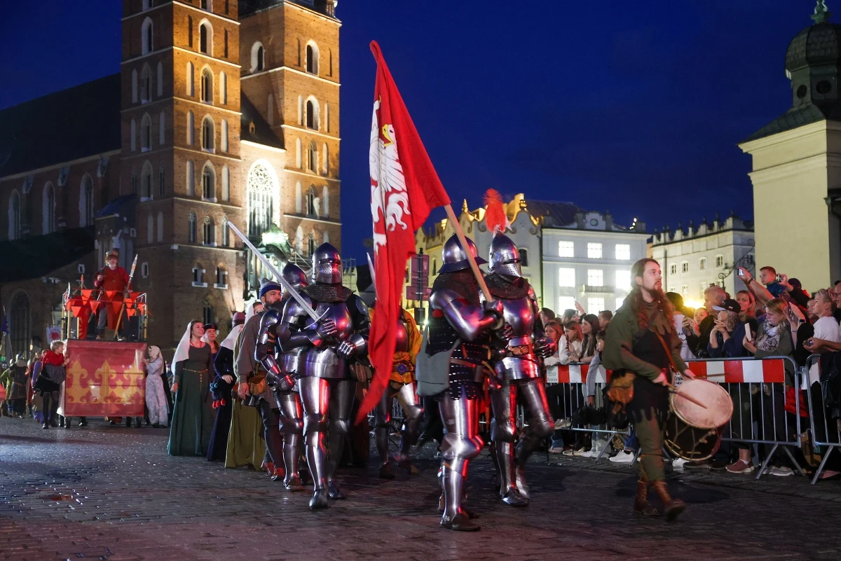 Kraków stał się dziś areną niezwykłego wydarzenia, które przeniosło mieszkańców i turystów w czasy polskich królów. Z okazji jubileuszu 1000-lecia Królestwa Polskiego, przez miasto przeszedł imponujący korowód artystów, grup rekonstrukcyjnych i muzyków, a Rynek Główny zamienił się w scenę wielkiego multimedialnego spektaklu.
