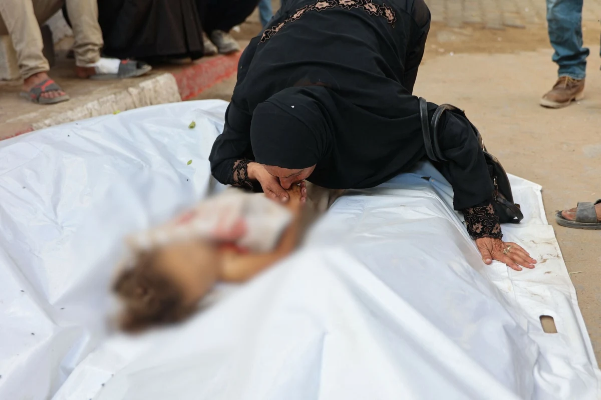 Co najmniej 32 osoby zginęły w sobotę w wyniku serii izraelskich nalotów na miasto Gaza - poinformowały miejscowe służby medyczne w niedzielę. Wśród ofiar śmiertelnych jest 12 dzieci. W ciągu ostatniej doby co najmniej siedem osób, w tym dzieci, zmarło w wyniku niedożywienia. Izrael wcześniej nakazał ewakuację wszystkim mieszkańcom miasta. Według armii z około 1 mln osób uciekło dotąd około 280 tys.