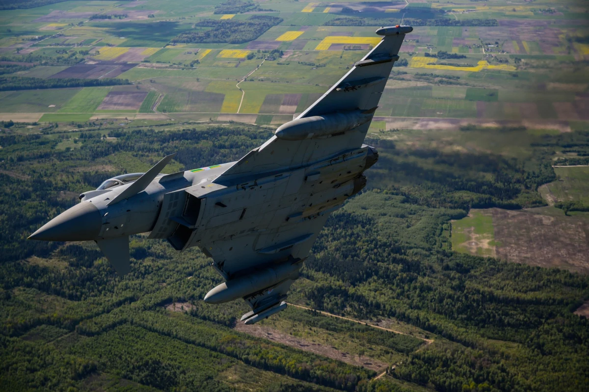 "Przeprowadzone działania nie potwierdziły wskazań naszych systemów, a tym samym naruszenia polskiej przestrzeni powietrznej. Należy podkreślić, że zapisy systemów mogły wynikać z panujących warunków atmosferycznych, lecz wymagały naszej reakcji z uwagi na obecność obiektów znajdujących się w bliskości naszej granicy" - poinformowało w niedzielę o poranku Dowództwo Operacyjne Rodzajów Sił Zbrojnych, odnosząc się do sobotniego alertu dotyczącego możliwego "zagrożenia atakiem z powietrza".