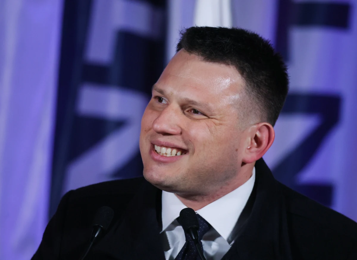 "Pisowskie przygłupy", "pisowska bezczelność" – między innymi tych słów użył Sławomir Mentzen w obszernej odpowiedzi na falę krytyki ze strony polityków Prawa i Sprawiedliwości. Ta z kolei jest pokłosiem tego, że lider Konfederacji zagłosował przeciwko ich poprawce do ustawy o wspieraniu Ukrainy, która ograniczała wolność słowa w kwestii promowania banderyzmu. "Mieliście 8 lat na przeprowadzenie tych zmian w prawie. Nie zrobiliście tego. O Banderze przypomnieliście sobie dopiero teraz" - zwrócił się do posłów PiS.