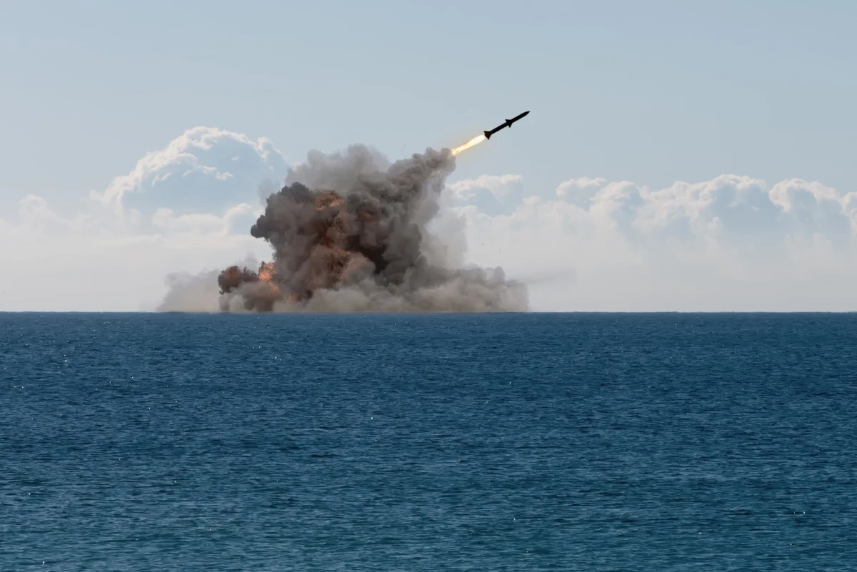 Hipersoniczny pocisk manewrujący Cyrkon w cel na Morzu Barentsa wystrzeliła Rosja w niedzielę w ramach wspólnych ćwiczeń z Białorusią Zapad 2025 - informuje Reuters, powołując się na rosyjskie ministerstwo obrony. Cel został trafiony bezpośrednio. Podano też, że w ramach manewrów ataki przeprowadziły naddźwiękowe myśliwce-bombowce Sukoi Su-34.