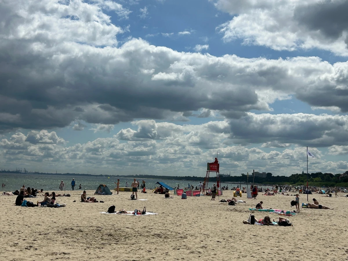 Dziś kończy się sezon na najdłużej działającym stanowisku ratowniczym w Trójmieście, zlokalizowanym przy sopockim molo. Ratownicy podsumowują intensywne wakacje, podczas których czuwali nad bezpieczeństwem tysięcy plażowiczów. "Nasza misja trwa przez cały rok, niezależnie od zamknięcia kąpielisk" - mówi RMF FM Tomasz Ostrowski, ratownik sopockiego WOPR.