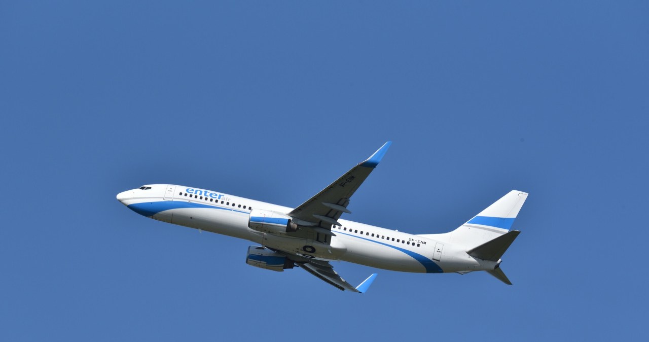 wiadomości,aktualności,Interia Samolot linii Enter Air podczas lądowania wypadł z pasa na lotnisku w Balicach. Trwa akcja służb