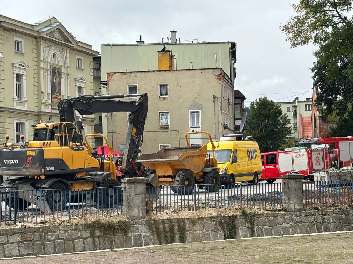 „Wydaje mi się, że do wyborów prezydenckich to było dobre miejsce, żeby się pokazać. Natomiast po wyborach prezydenckich to zainteresowanie całkowicie opadło. Moja diagnoza jest taka, że ten region niestety, ze względu na liczbę ludności, nawet z punktu widzenia politycznego, jest średnio atrakcyjny. Przeciętna dzielnica w dużym mieście liczy więcej mieszkańców niż nasz region i po prostu nikomu nie opłaca się szczególnie o nas zabiegać” – mówiła w Rozmowie o 7:00 Maria Łukaszewska, właścicielka hotelu w Lądku-Zdroju.