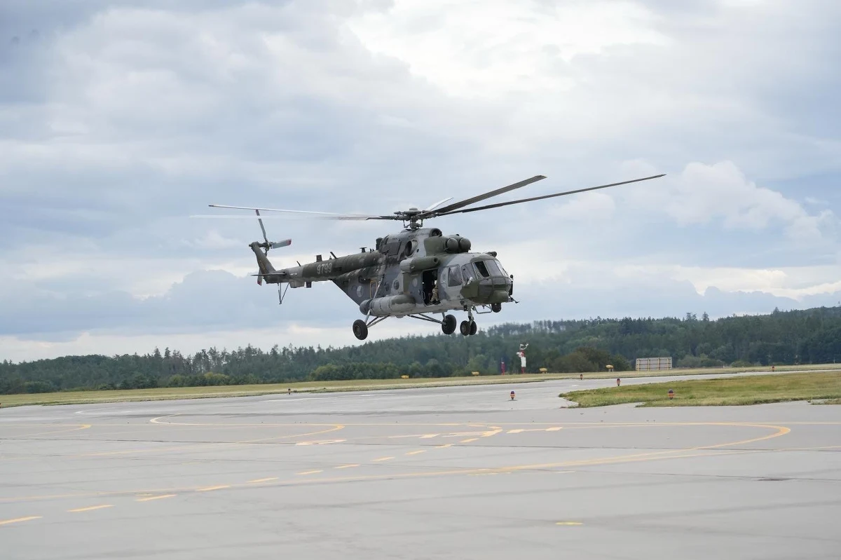 Trzy śmigłowce z czeskiej jednostki operacji specjalnych do zwalczania dronów nieprzyjaciela są już w Polsce - ​poinformowało Ministerstwo obrony Czech w serwisie X. Do miejsca ostatecznego stacjonowania powinny dotrzeć w najbliższych godzinach.