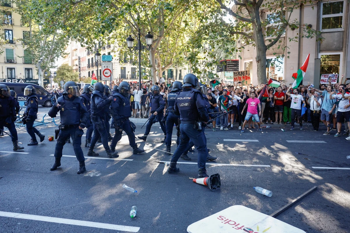 Zamieszanie na finiszu wyścigu kolarskiego Vuelta a Espana w Madrycie. Zamiast spokojnej parady zwycięstwa - chaos, blokady i starcia z policją. Propalestyńscy demonstranci wtargnęli na trasę i zatrzymali peleton. Organizatorzy musieli podjąć bezprecedensową decyzję: ostatni etap został przerwany, a triumfatorem wyścigu ogłoszono Jonasa Vingegaarda.