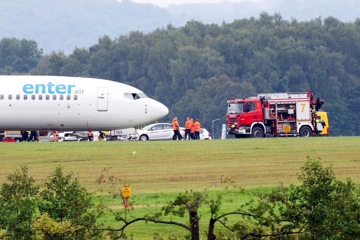 Po północy lotnisko w podkrakowskich Balicach wznowiło pracę. Port był zamknięty kilkanaście godzin po tym jak samolot linii Enter Air, po wylądowaniu w ulewnym deszczu, wypadł na pas zieleni. Na szczęście nikomu nic się nie stało. Maszynę udało się odholować dopiero, gdy na lotnisko dotarł specjalistyczny sprzęt z czeskiej Ostrawy.