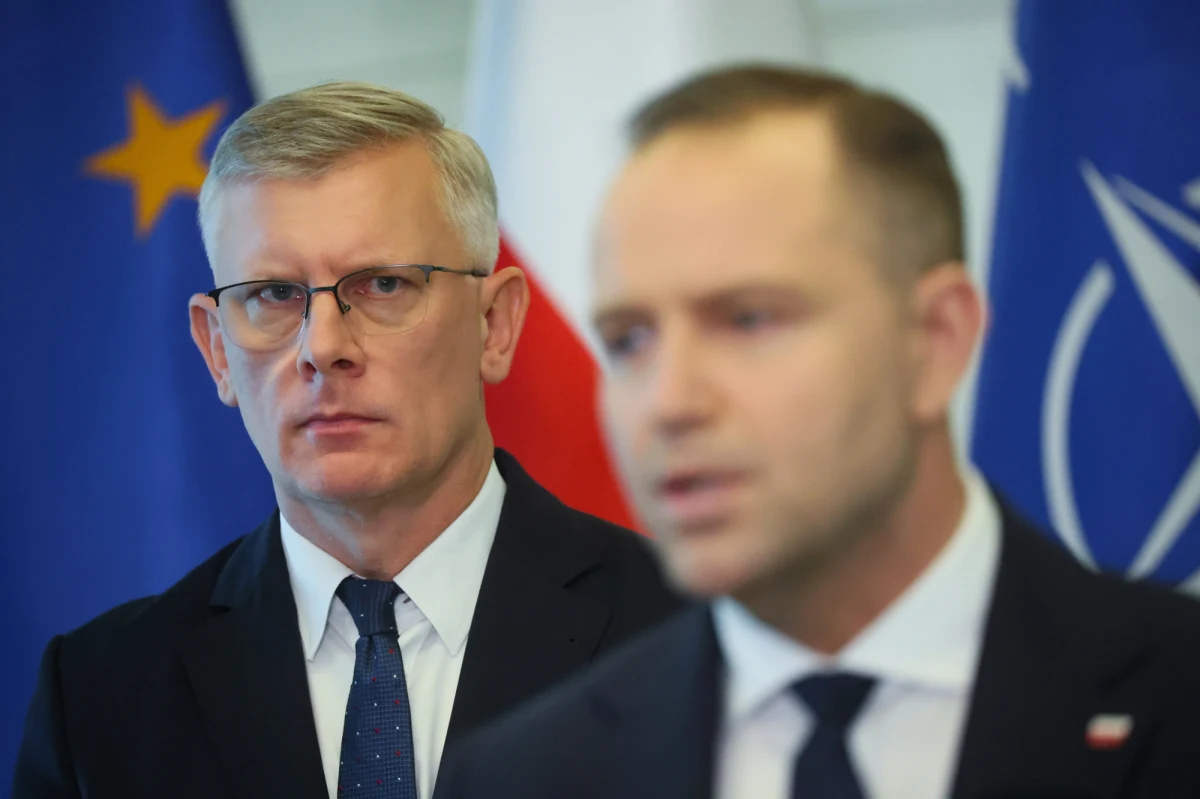 "O tym, kto ma w Polsce dostęp do informacji niejawnych, decyduje Krajowa Władza Bezpieczeństwa (tak jest we wszystkich państwach NATO), czyli ABW lub SKW" - napisał w niedzielę na platformie X rzecznik koordynatora służb specjalnych Jacek Dobrzyński.