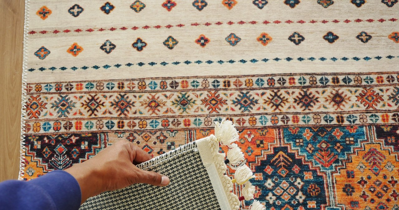 Dywan ma nieświeży zapach? Zamiast oddawać do pralni, posyp go proszkiem za 2 złote