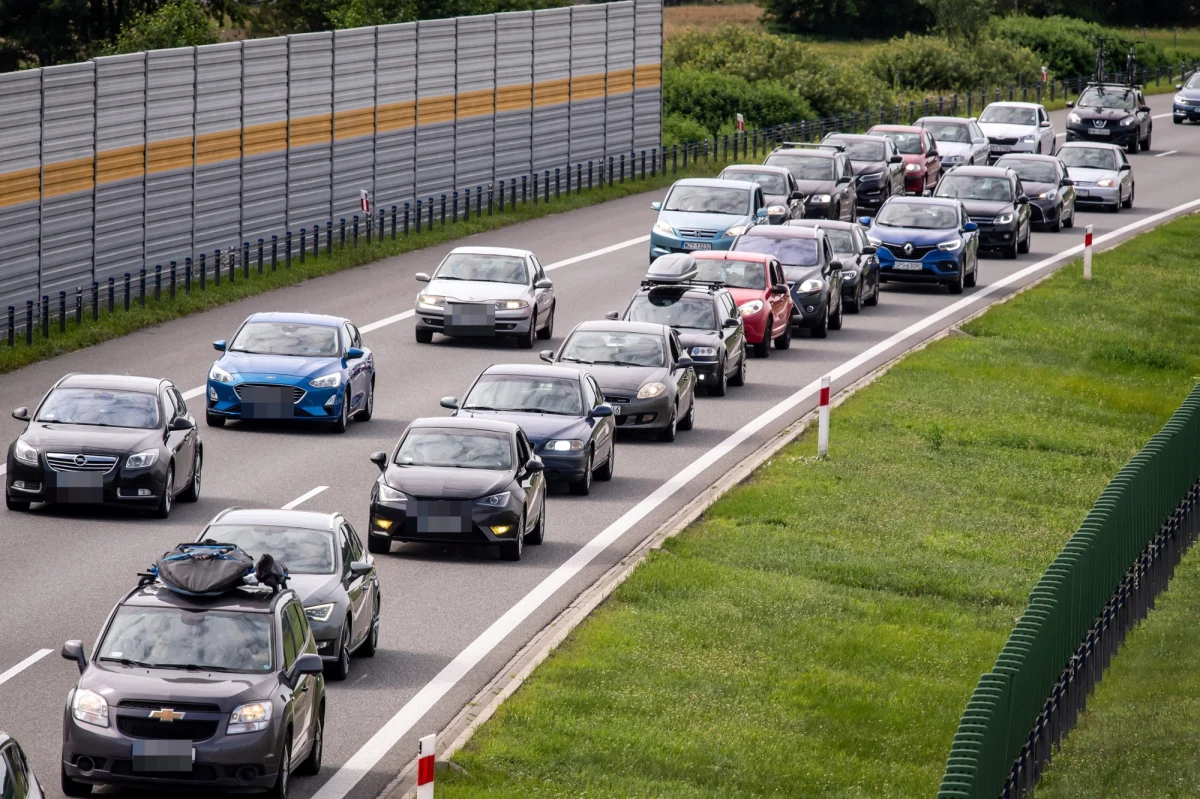 Dwie osoby zostały poszkodowane w wypadku, do jakiego doszło w poniedziałek na autostradowej obwodnicy Krakowa. Korek w stronę Katowic przed godz. 9 miał 12 kilometrów.