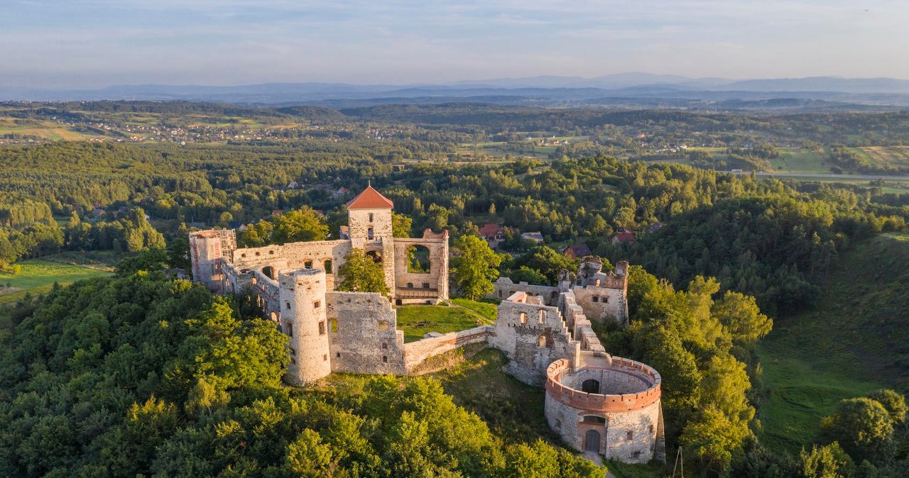 Ruiny zawieszone nad dolinami. Ten szlak warto sprawdzić w długi weekend