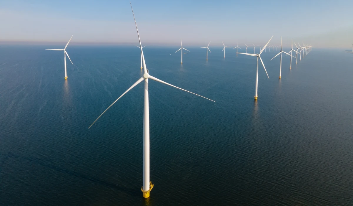 "W ciągu dziesięciu lat będziemy wydawać biliony złotych na polską energetykę" - zapowiedział premier Donald Tusk, który wystąpił na konferencji "Energia z Polski - Local First". Podczas wydarzenia podpisano deklarację w sprawie zwiększenia udziału polskich firm w budowie morskich farm wiatrowych.