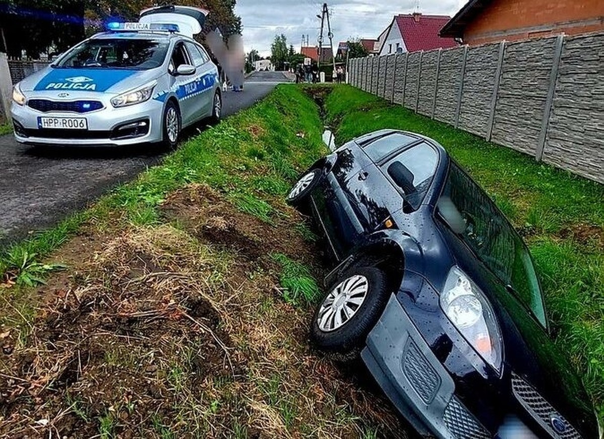 Ford w rowie, promile w głowie. 55-latka nie była w stanie wyjść z auta