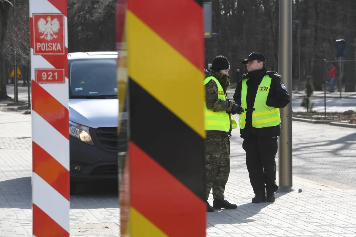 Do sądu trafił akt oskarżenia skierowany przez prokuratora rejonowego w Świnoujściu wobec 53-letniego Pawła S., który w czerwcu w trakcie protestu na przejściu granicznym znieważył policjantów. Mężczyzna nie przyznaje się do winy.