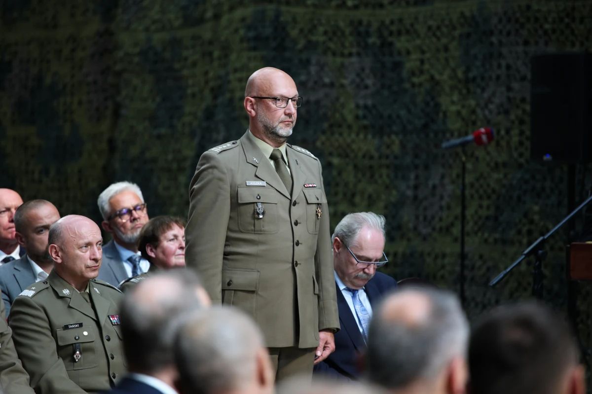 Powstało Dowództwo Wojsk Medycznych - poinformował w poniedziałek w Krakowie wicepremier i minister obrony narodowej Władysław Kosiniak-Kamysz. Nowa struktura ma odpowiadać za rozwój medycyny pola walki oraz szkolenie personelu medycznego zarówno wśród żołnierzy, jak i cywilów. Na czele nowo utworzonego dowództwa stanął pułkownik lekarz Mariusz Kiszka.