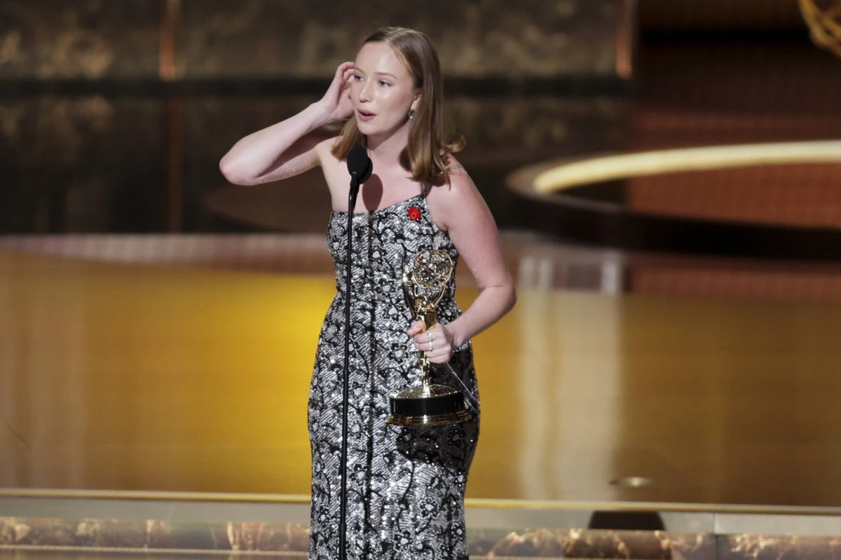 Podczas tegorocznej gali Emmy nie tylko nagrody i kreacje przyciągały uwagę. Wielu znanych aktorów i aktorek wykorzystało swoje wystąpienia oraz obecność na czerwonym dywanie, by zaapelować o natychmiastowe zawieszenie broni w Strefie Gazy. Wśród nich znalazła się m.in. Hannah Einbinder, która nie szczędziła mocnych słów pod adresem władz USA.