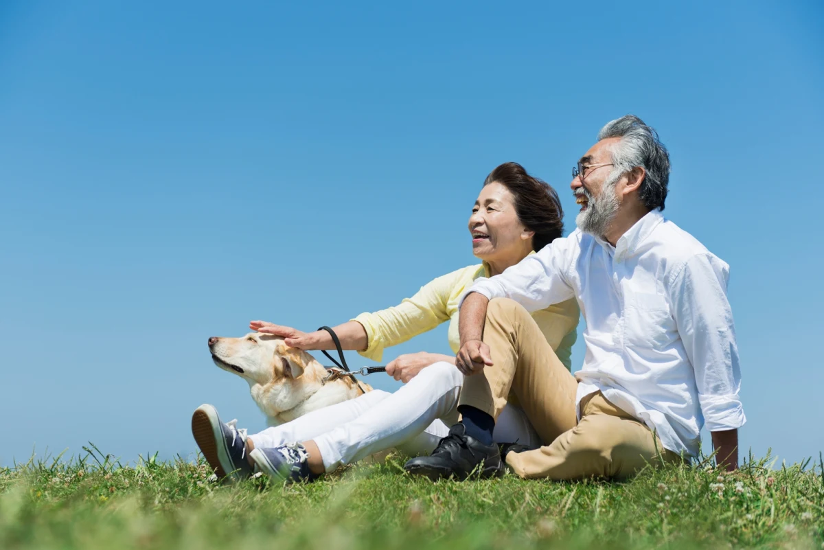 Japonia po raz kolejny zadziwia - liczba jej mieszkańców mających 100 lat lub więcej osiągnęła rekordowy poziom. Według najnowszych danych, aż 99 763 osoby mogą pochwalić się takim wiekiem. Zdecydowana większość to kobiety. Co sprawia, że Japończycy żyją tak długo?