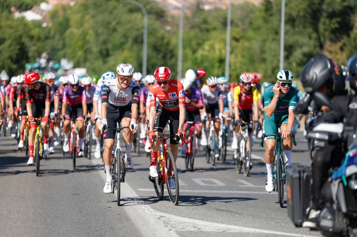 Zakończona w niedzielę 80. edycja Vuelta a Espana przeszła do historii nie tylko ze względu na sportowe emocje, ale także z powodu bezprecedensowych wydarzeń podczas finałowego etapu. Zamiast tradycyjnej ceremonii na podium, zwycięzcy świętowali sukces na prowizorycznym podium z przenośnych chłodni, po tym jak manifestacje propalestyńskie sparaliżowały wyścig w Madrycie.