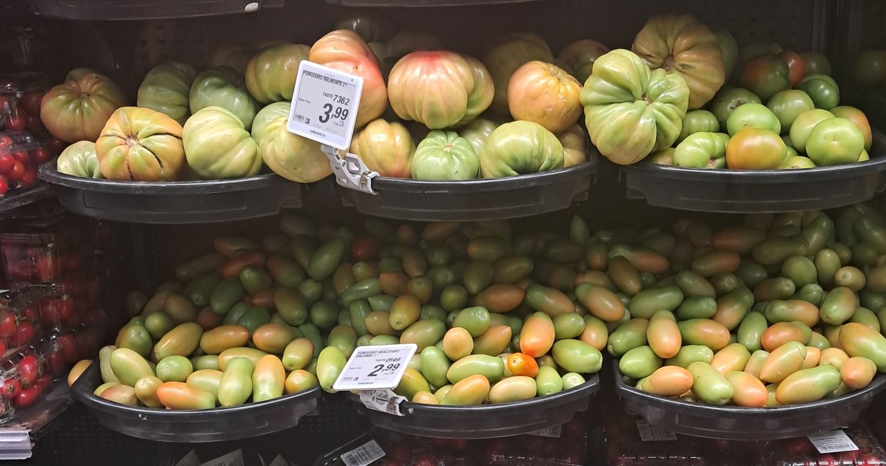 Małe włoskie miasteczko. W sklepie kartka z prośbą do Polaków