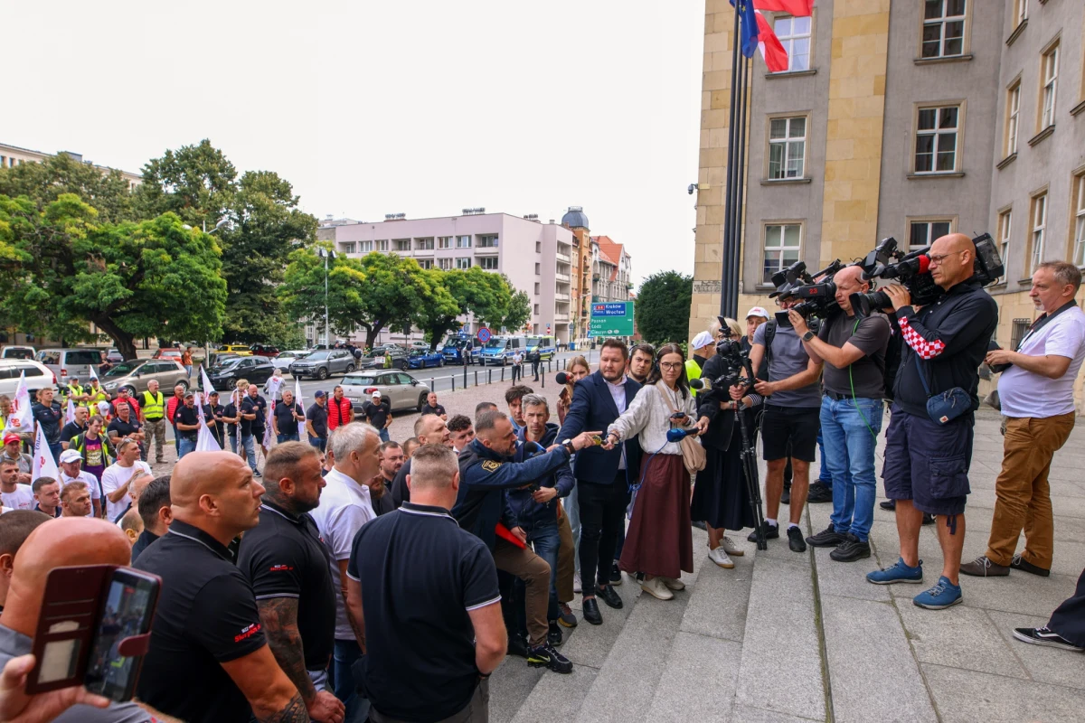 Górnicze związki zawodowe wzywają do rozmów przedstawicieli rządu. List w tej sprawie skierowano właśnie do ministrów energii oraz aktywów państwowych - informuje Marcin Buczek, reporter RMF FM. Związkowców niepokoi przyszłość umowy społecznej dotyczącej górnictwa.