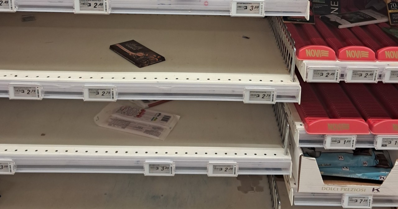 Polacy robili zakupy we włoskim sklepie. Jeden towar sprzedał się na pniu