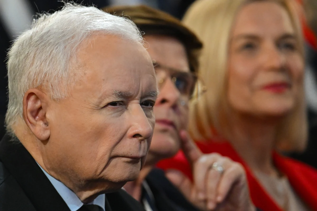 Jarosław Kaczyński kontynuuje ataki na liderów Konfederacji. Podczas spotkania z sympatykami PiS w Krakowie mówił: "Gdyby zrealizować to, co w znacznej części głosi Konfederacja, to Polska natychmiast by się rozpadła. Dlatego tu naszego sojusznika nie ma".  Według prezesa PiS politycy Konfederacji "zerwali maski" i "mówią, że są gotowi zawrzeć sojusz z PO".