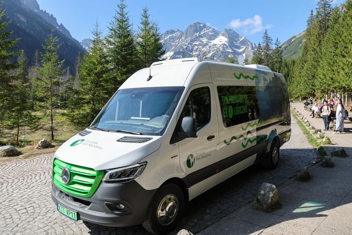 Prawie 12 tys. osób skorzystało w wakacje z elektrycznych busów kursujących pomiędzy Zakopanem a Morskim Okiem – wynika z danych przedstawionych przez Tatrzański Park Narodowy (TPN). Jak jednak zapewniają fiakrzy, czyli osoby obsługujące tradycyjne zaprzęgi konne, zainteresowanie ich ofertą nie spadło, a przejazdy fasiągami wciąż pozostają dla turystów atrakcją samą w sobie.