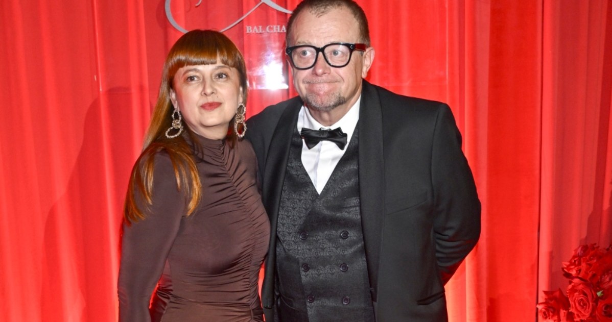 Szczuplutki Olaf Lubaszenko zabrał partnerkę na ściankę. Rzadki widok