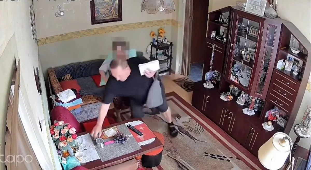 W Koninie doszło do serii oszustw, których ofiarami padły starsze osoby. Sprawca, podając się za osobę oferującą pomoc w uzyskaniu wysokich świadczeń, wyłudził pieniądze i próbował oszukać kolejne osoby. Podczas jednej z prób nagrały go kamery. Policja opublikowała wizerunek podejrzanego i apeluje o ostrożność.