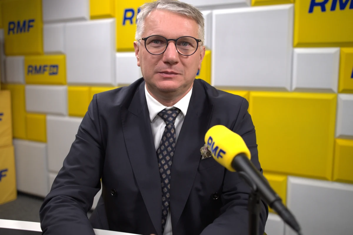 "To bardzo trudny proces - nie jest on skazany na sukces" - stwierdził w Porannej rozmowie w RMF FM Przemysław Wipler, pytany, czy Polska ma szanse, by uzyskać reparacje wojenne od Niemiec. Polityk Konfederacji stwierdził, że Warszawa ma z Berlinem "bardzo dużo protokołów rozbieżności", wskazując, że Niemcy nie chcą, by nasz kraj "rozwijał się w takim tempie, jakim się rozwija".