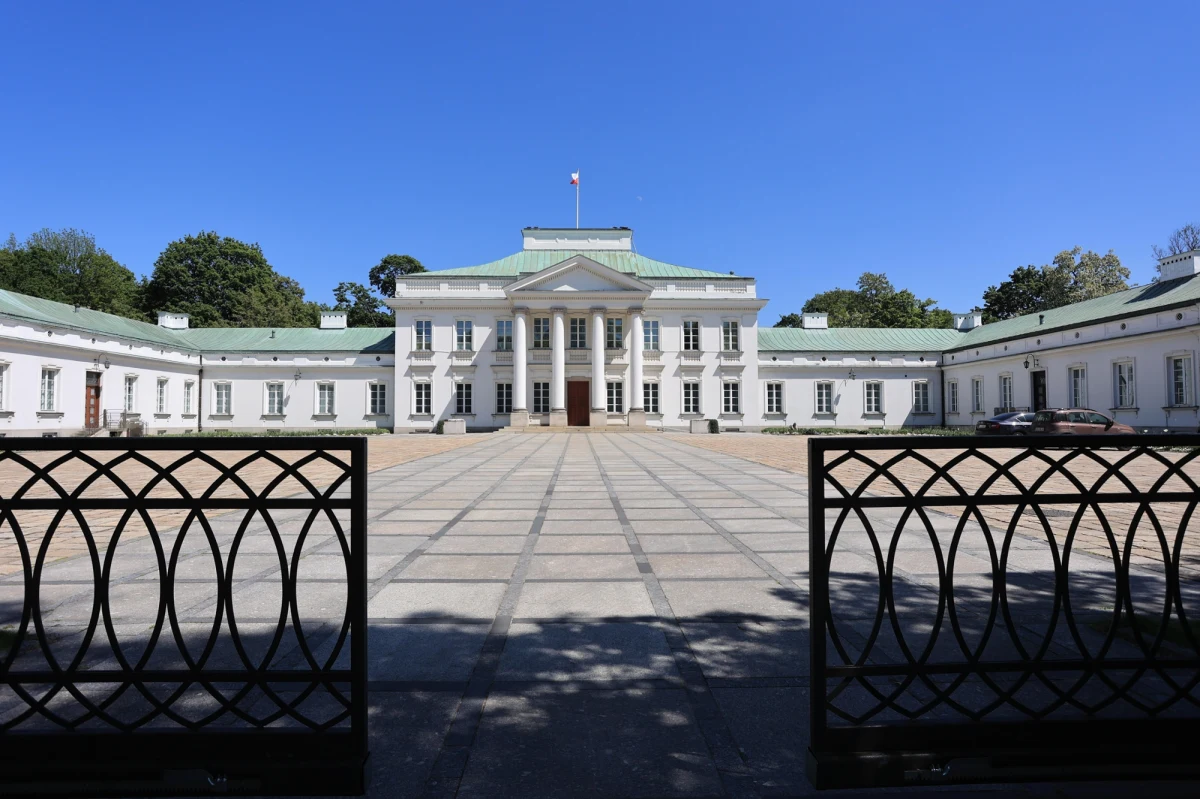 Dwaj Białorusini, którzy sterowali w poniedziałek wieczorem dronem nad budynkami rządowymi w Warszawie i Belwederem, zostali przesłuchani. Taką informację przekazał na antenie TVN24 wiceszef MSWiA Maciej Duszczyk. 