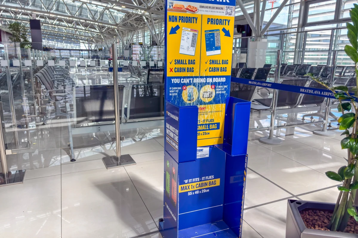 Wakacyjne podróże samolotem mogą zaskoczyć niejednego pasażera. Linie lotnicze coraz bardziej zaostrzają politykę dotyczącą bagażu podręcznego, a nieznajomość nowych zasad może słono kosztować. Wystarczy, że walizka będzie większa o zaledwie centymetr, a opłaty naliczane na lotnisku potrafią sięgnąć nawet kilkuset złotych. Jakie limity obowiązują w najpopularniejszych liniach lotniczych? Oto szczegółowy przewodnik po aktualnych przepisach bagażowych.